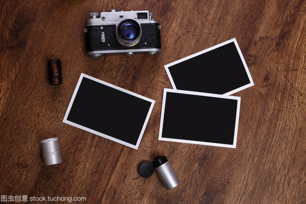 老式相機與空相框 時光凝固的藝術